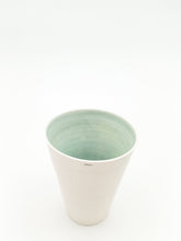 Lade das Bild in den Galerie-Viewer, Wasser zum Trinken (einzelner Porzellan-Becher)